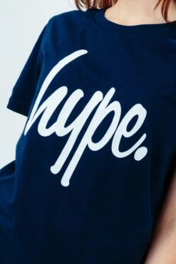 HYPE UNISEX KIDS NAVY SCRIPT T-SHIRT -Hype CORE21 093detail d52c9f92 81d0 4668 bdd9 c47ae4cd303d
