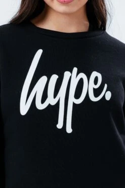 HYPE UNISEX KIDS BLACK SCRIPT CREW NECK 17 HYPE UNISEX KIDS BLACK SCRIPT CREW NECK -Hype CORE21 133 DETAIL 135adcd6 3411 48c8 963c a632195345d9