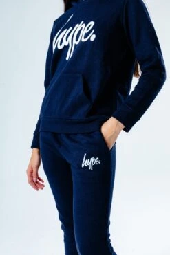 HYPE NAVY SCRIPT KIDS TRACKSUIT -Hype HPKTC1detailgirl2