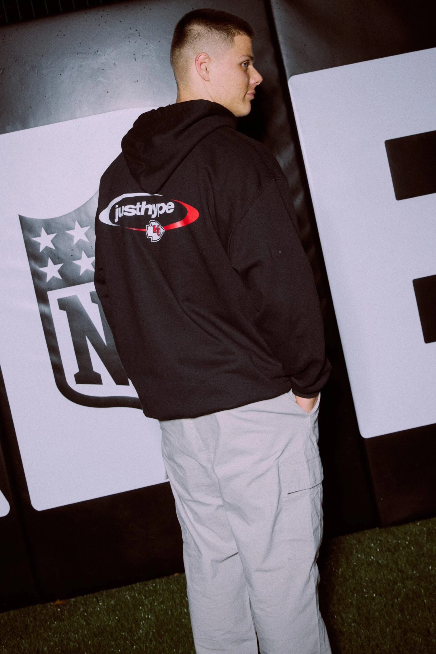 NFL X HYPE ADULTS BLACK KANSAS CITY CHIEFS HOODIE 3 NFL X HYPE ADULTS BLACK KANSAS CITY CHIEFS HOODIE