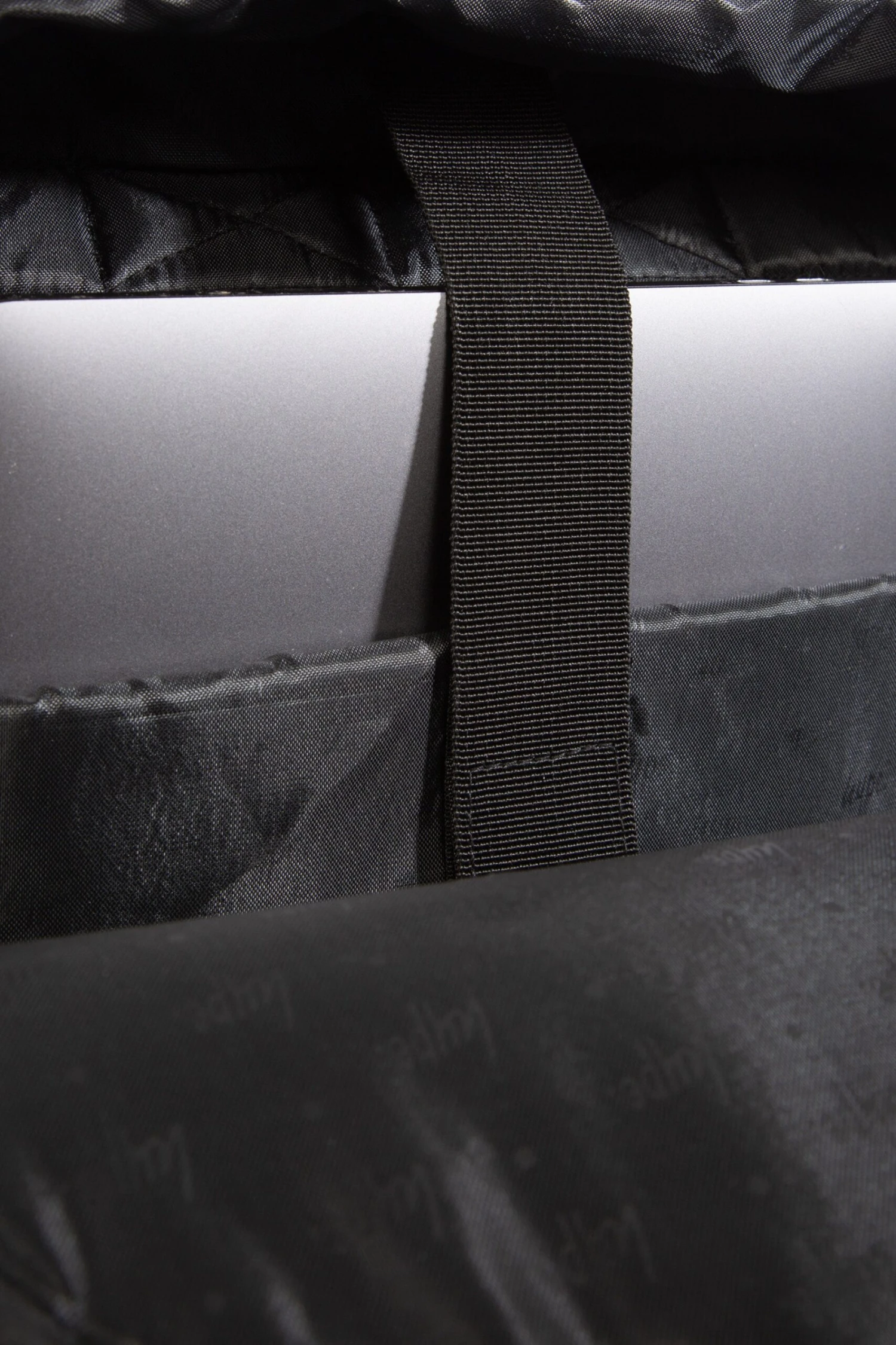 HYPE SILVER HOLOGRAPHIC BACKPACK 11 HYPE SILVER HOLOGRAPHIC BACKPACK - Image 9