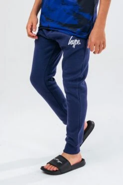 HYPE BOYS NAVY REEF SPRAY SCRIPT TEE & JOGGERS SET 11 HYPE BOYS NAVY REEF SPRAY SCRIPT TEE & JOGGERS SET -Hype ZVLR 178detail 2
